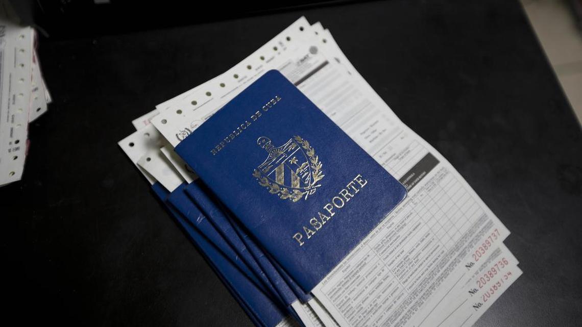 Pasaportes cubanos en una oficina de migración. Hay que seguir los pasos para llenar correctamente la declaración de apoyo financiero para patrocinar a familiar en Cuba con nuevo parole.