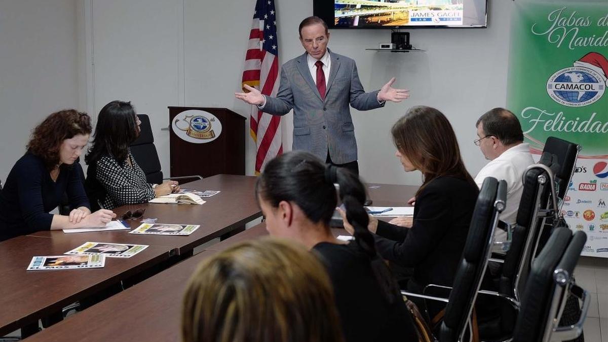 James Gagel de la firma Gagel Law Firm durante la reunión en las oficinas de la Camacol en La Pequeña Habana sobre el tema cómo hacer negocios en EEUU.