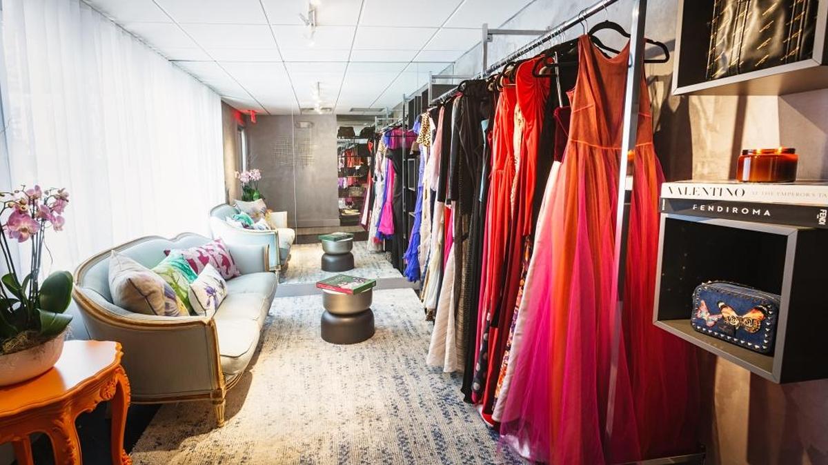 La boutique Lakzya se especializa en la renta de trajes de fiesta y cóctel hechos por diseñadores famosos como Chanel, Gucci, Alexander McQueen, Carolina Herrera.