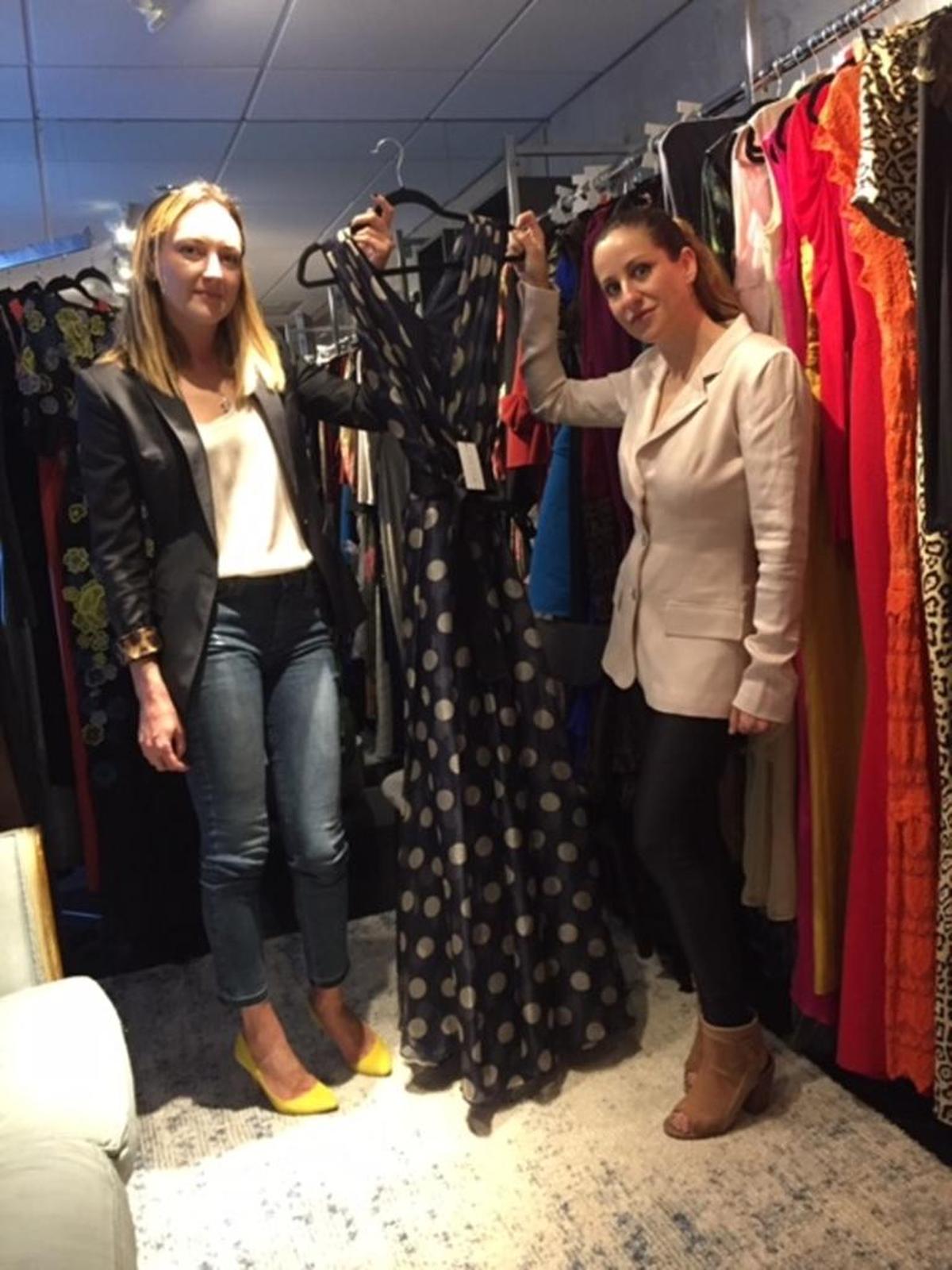 Anna Shirazi y Natalie Eilemberg, cofundadoras de la boutique Lakzya, que renta ropa de diseñador, en Bay Harbour Islands.
