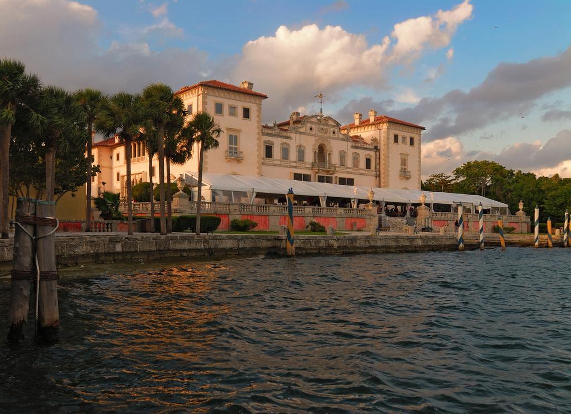 Un hermoso atardecer reflejado en la majestuosa fachada del Museo Viscaya frente a la Bahía de Biscayne.