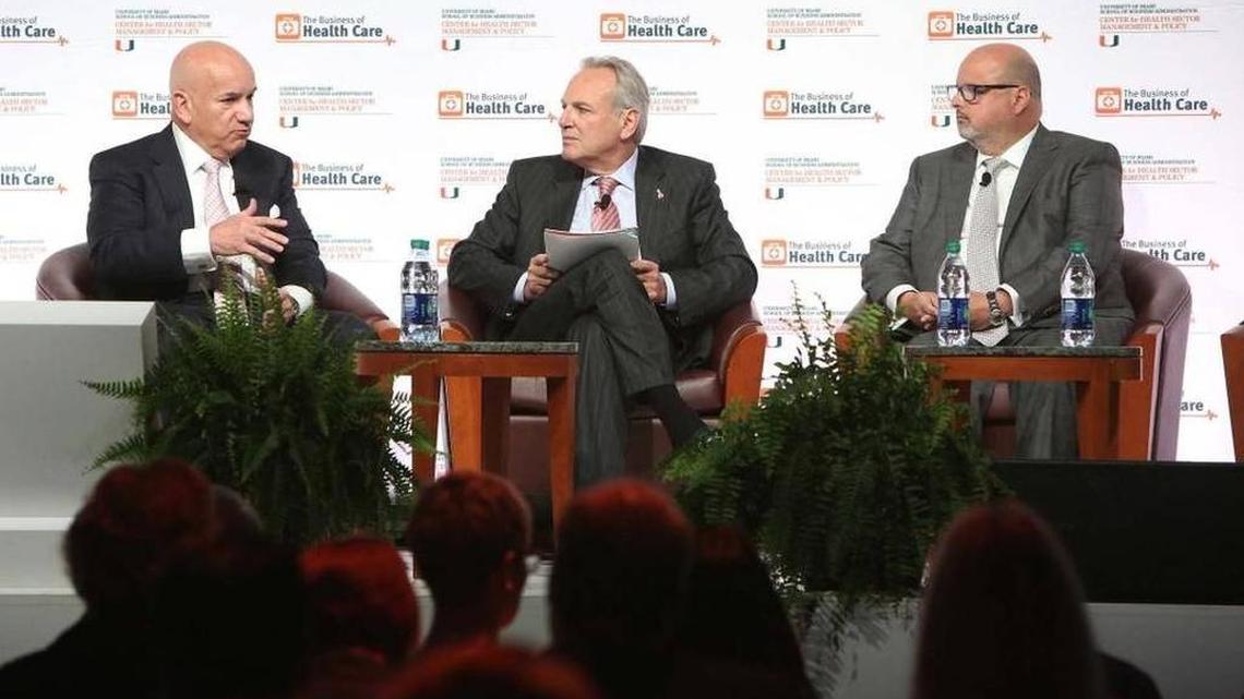 Carlos A. Migoya, presidente y director general de Jackson Health System (a la izquierda), Steven Altschuler, Sr., MD, CEO de UHealth, el sistema de salud de la Universidad de Miami y Orlando L. Álvarez, Jr., director de Estrategia del Cleveland Clinic Florida, se reunieron en un panel organizado por la Universidad de Miami el 3 de marzo de 2017.