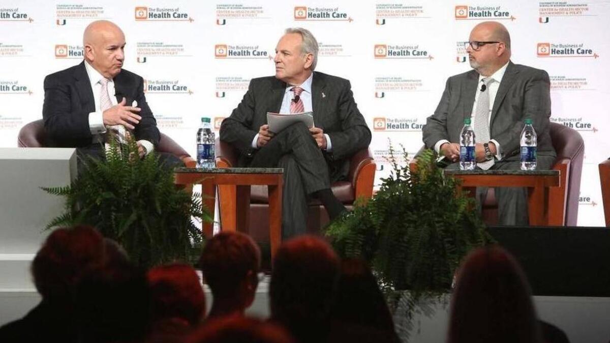 Carlos A. Migoya, presidente y director general de Jackson Health System (a la izquierda), Steven Altschuler, Sr., MD, CEO de UHealth, el sistema de salud de la Universidad de Miami y Orlando L. Álvarez, Jr., director de Estrategia del Cleveland Clinic Florida, se reunieron en un panel organizado por la Universidad de Miami el 3 de marzo de 2017.