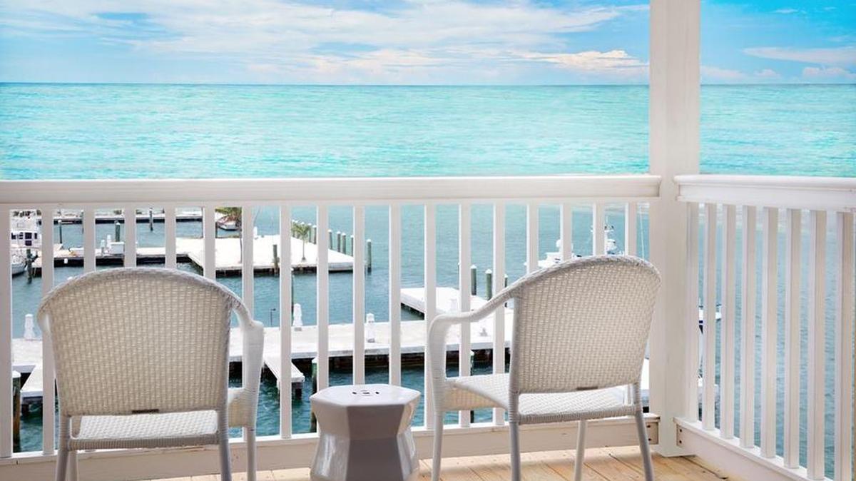 Un balcón con vistas a Oceanside Marina desde el primer hotel de Stock Island, Ocean's Edge, que abrió sus puertas en enero.