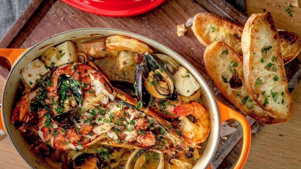El estofado de mariscos de Fi’lia es uno de los platos más exquisitos reseñados por the Miami Herald.