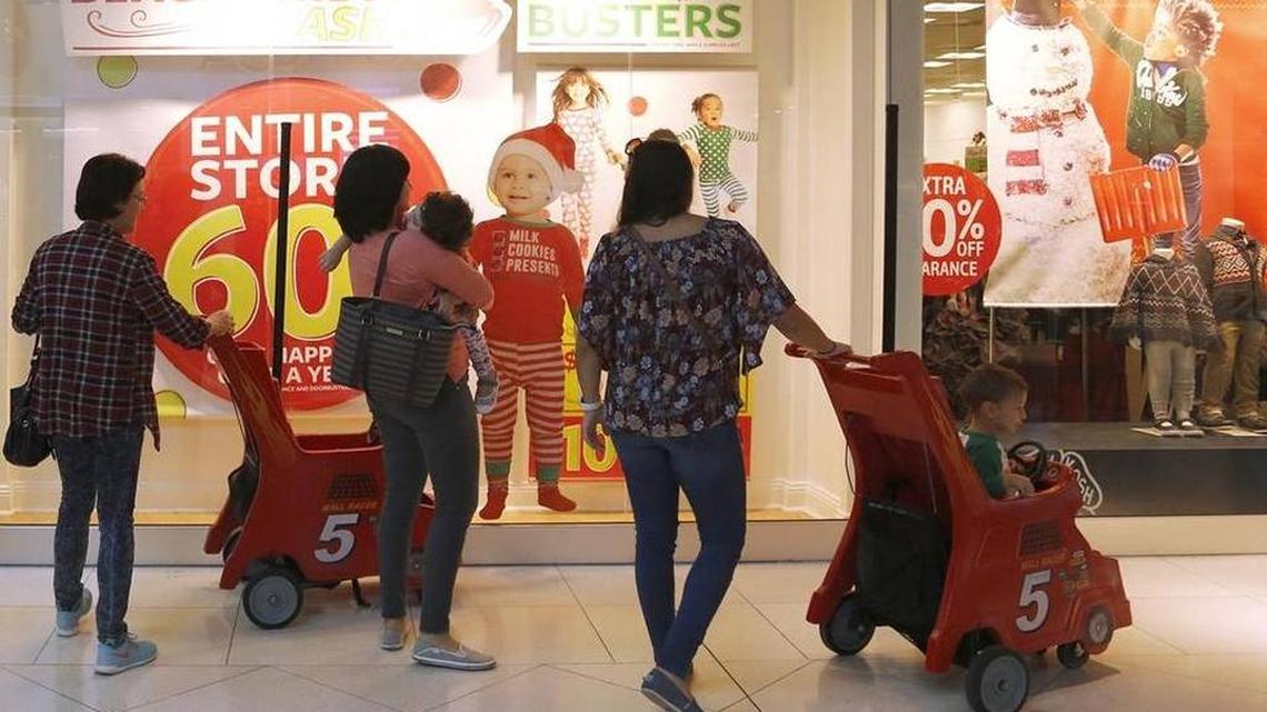 Las tiendas anuncian las rebajas del Viernes Negro en el Dolphin Mall. Es el inicio de la temporada de compras de fin de año.