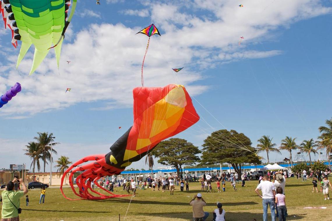 Una gigantesca cometa con figura de calamar vuela en Haulover Park, un campo abierto y ventoso perfecto para este juego. En particular los fines de semana, la concurrencia de aficionados resulta en un fascinante espectáculo de cometas de todas las dimensiones y estilos.