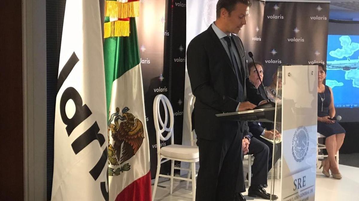 Holger Blankenstein, director ejecutivo comercial deVolaris, interviene durante un evento en el Consulado de México en Miami, el miércoles 12 de julio del 2017.
