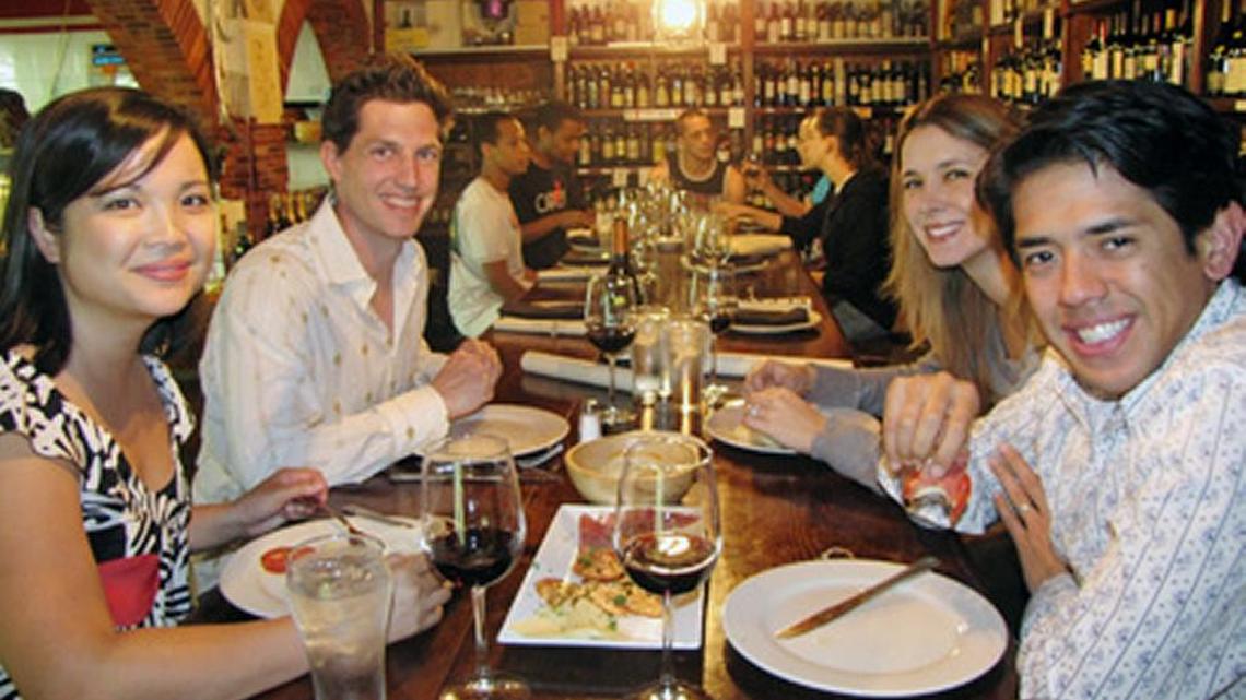 Las parejas bostonianas Hien y Dylan Tierney, Chanel y Kevin Dalal disfrutan de vino y tapas en El Carajo.