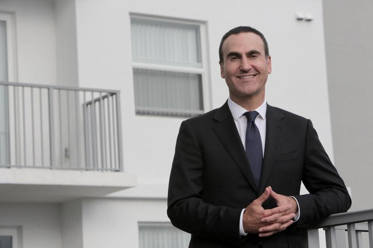 Matthew Rieger, presidente y CEO de Housing Trust Group (HTG), la principal urbanizadora de viviendas asequibles de la Florida, en la terraza de Wagner Creek Apartments, en 1501 NW 13th Court.