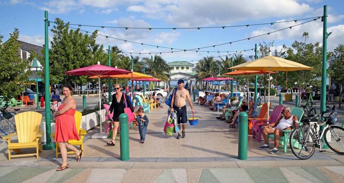 Con sus hermosas playas, un muelle icónico, descollantes vistas al océano y pintoresca arquitectura, Lauderdale-By-The-Sea atrae a visitantes y residentes que buscan actividades al aire libre en un ambiente tranquilo.