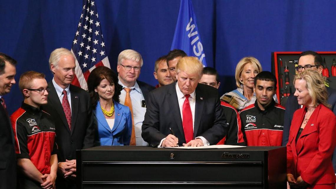 En una fábrica en Kenosha, Wisconsin, el presidente Donald Trump celebró la firma de un decreto presidencial para endurecer la regulación de las visas para profesionales con trabajos especializados, el 18 de abril de 2017.