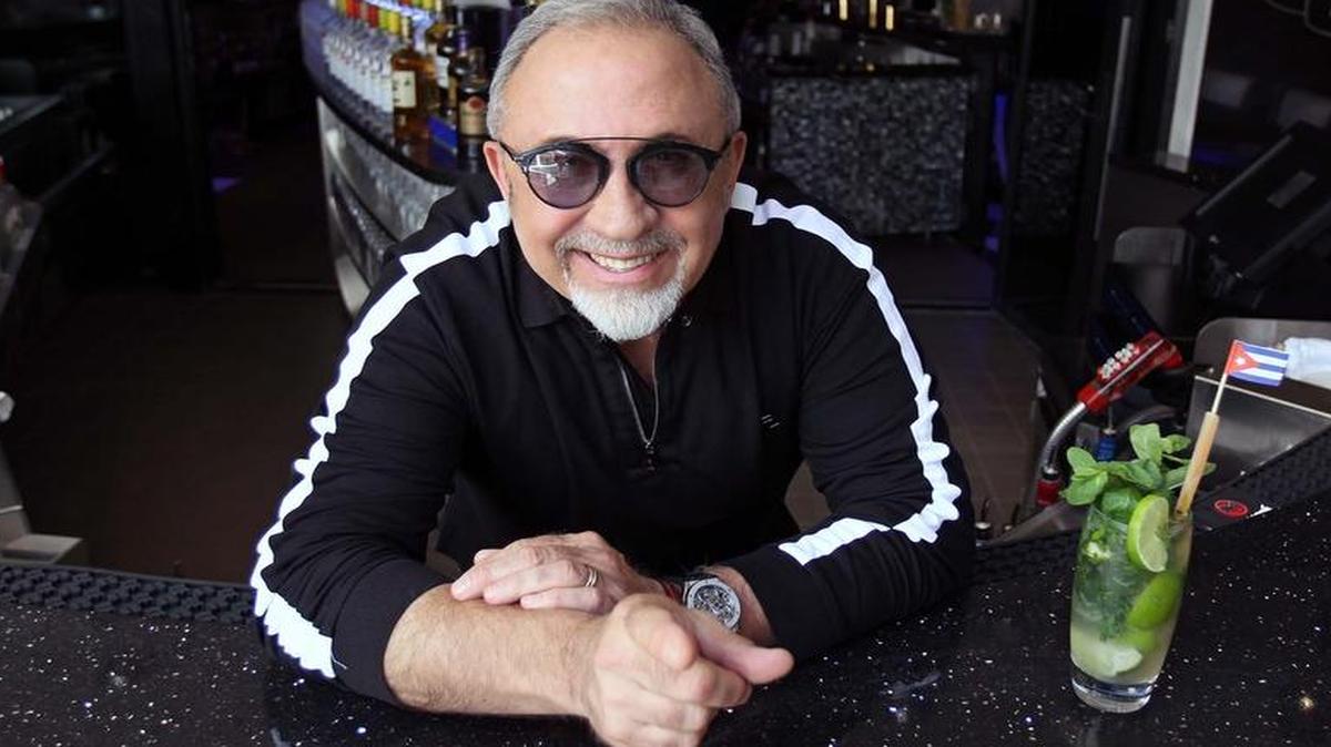 Emilio Estefan en su nuevo restaurante Estefan Kitchen en el Design District.