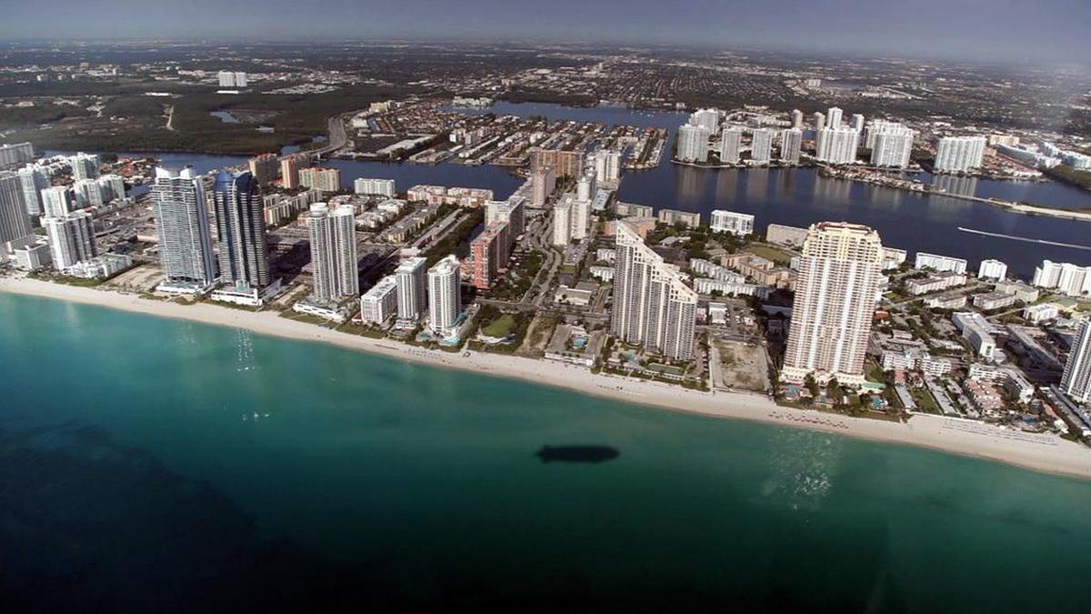 La playa de Sunny Isles Beach, un municipio colmado de grandes rascacielos y hoteles.