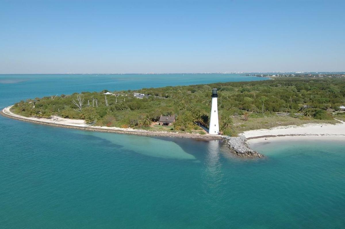Este pequeño paraíso salvaje y exótico, situado en el extremo este de Key Biscayne, es popularmente conocido como la “Playa del Farito”, una de las más relajantes del sur de la Florida por su paisaje único.