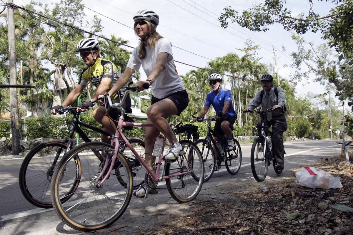 Aficionados al ciclismo disfrutan rodando de forma suave en un paseo a lo largo de Commodore Trail, en Coconut Grove. Algunas atracciones por el paso de esta ruta son el Museo y Jardines Viscaya y el parque Barnacle Historic State Park.
