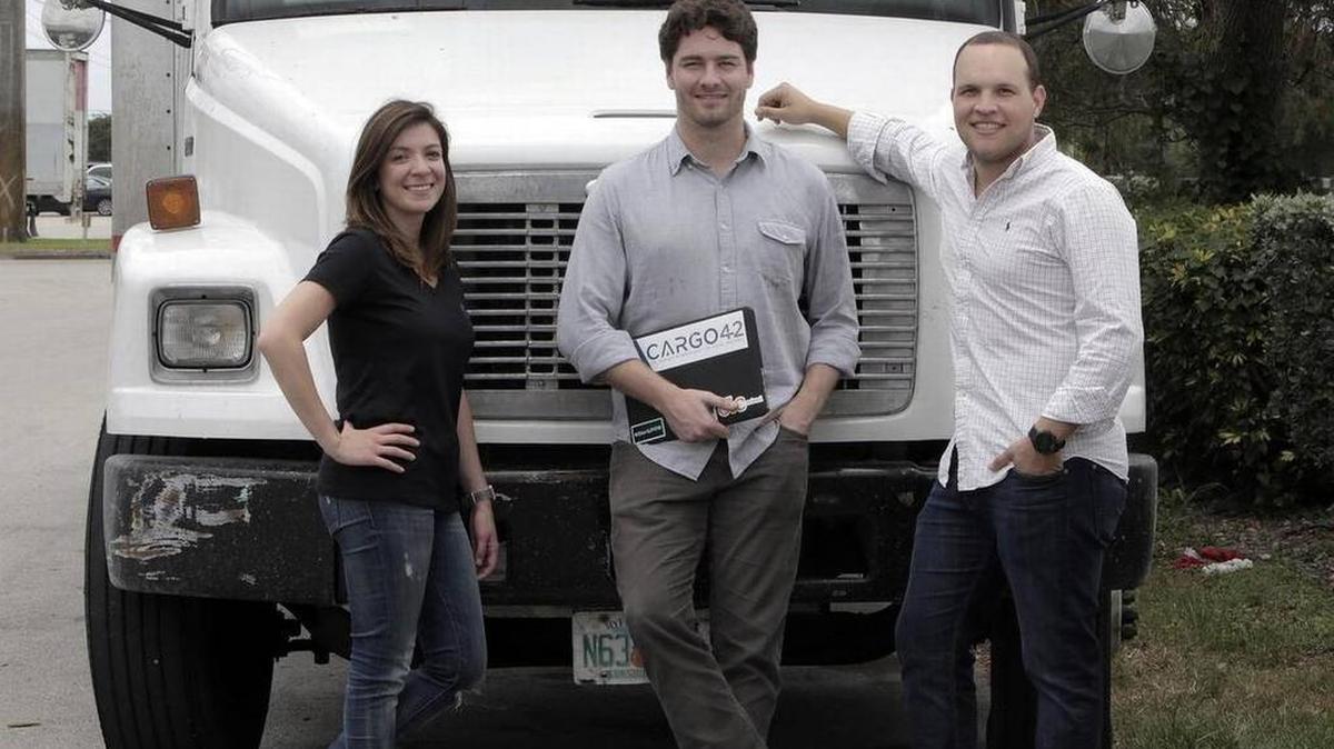 Desde la izquierda: Francine Gervazio, Murilo Amaral y Alfredo Keri. El equipo de Cargo42 fue el gran ganador del Desafío del Plan de Negocios Miami Herald 2017.