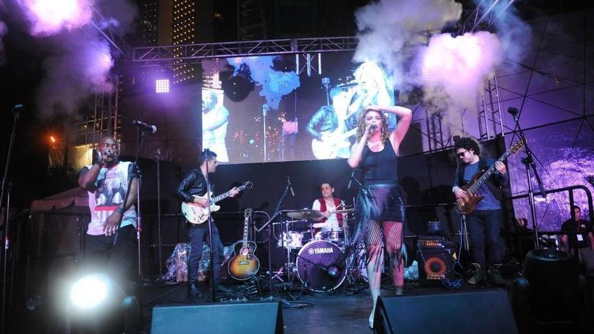 Los cantantes Jackie Mendez (centro) y Andrew Tosh (izquierda) se presentaron en un concierto para 500 compradores, corredores y clientes potenciales en la Paramount Worldcenter Jam Session en Miami el sábado por la noche.