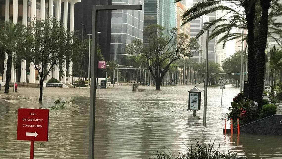 Zona de Brickell inundada tras el paso de Irma.