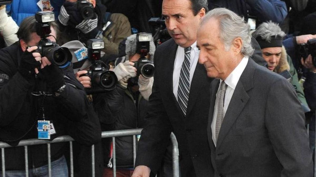 Bernard Madoff llega a la corte federal de Manhattan en Nueva York en 2009. Un impacto de la última recesión económica fue exponer los muchos esquemas Ponzi que se estaban perpetrando. El más grande de ellos fue el esquema multimillonario de varios millones de dólares de Bernie Madoff.