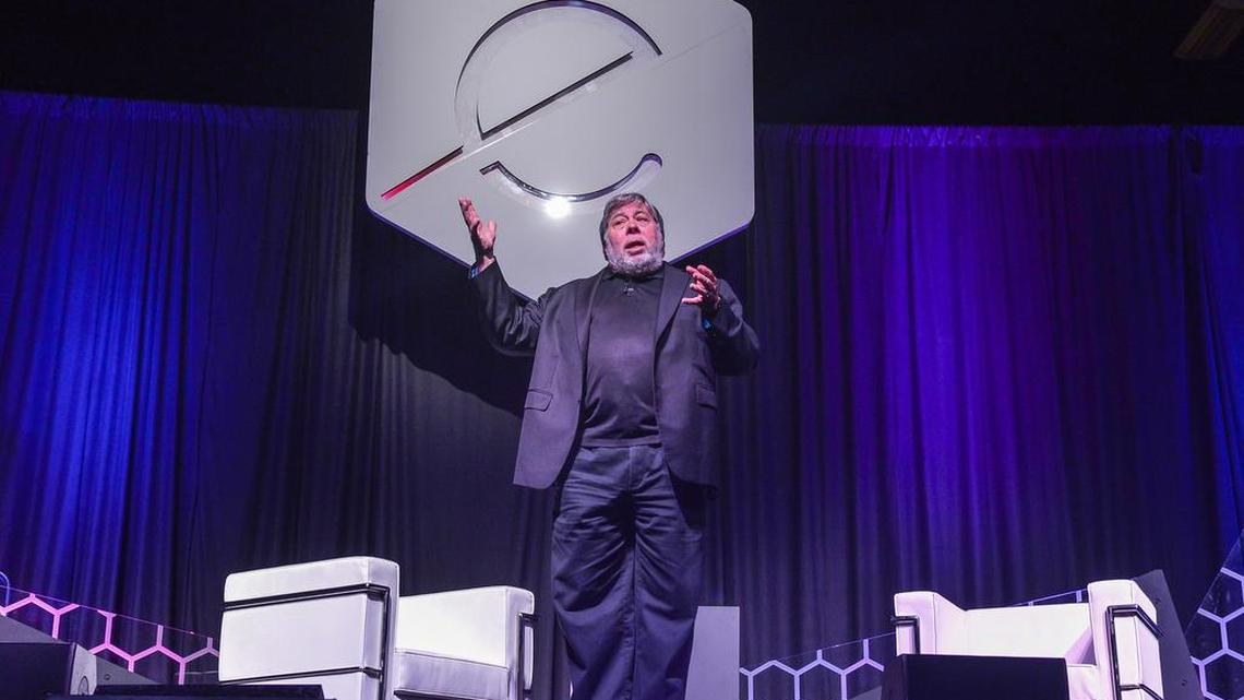 Steve Wozniak, Co-Fundador de Apple Computadoras Inc, participa en una conferencia durante el primer dia del Foro Tecnologico, EMERGE AMERICAS 2017, que se celebra en el Centro de Convenciones de Miami Beach, Florida, hoy lunes 12 de junio de 2017.