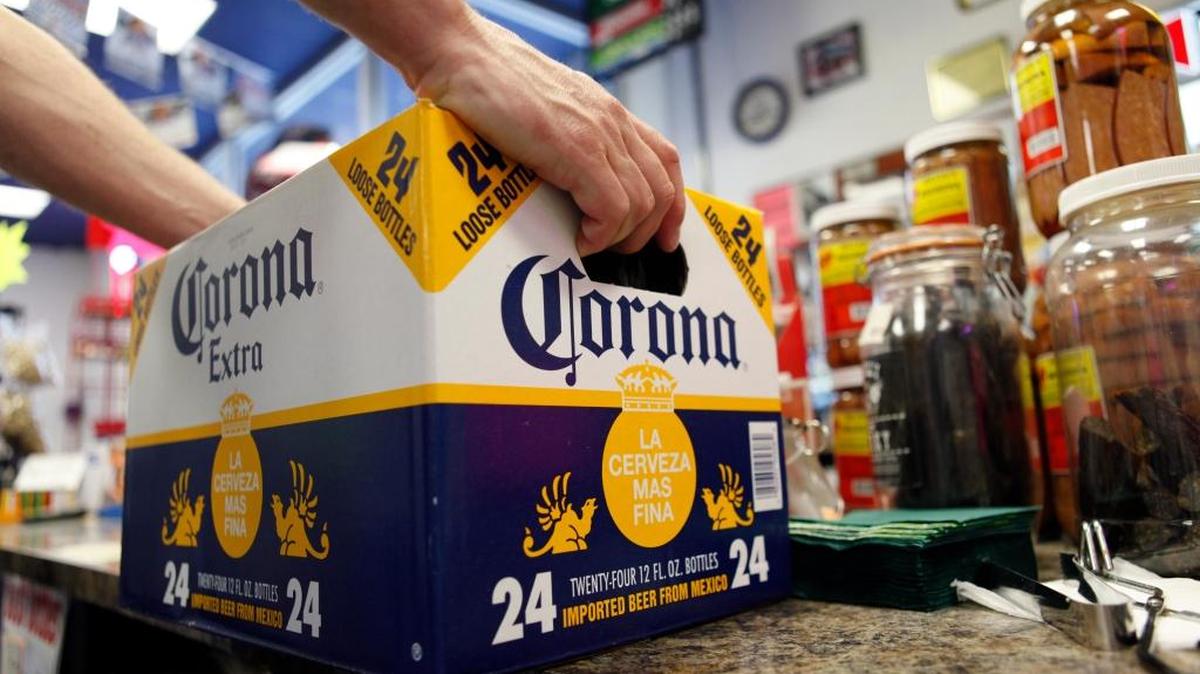 Un cliente coloca una caja de la cerveza Corona Extra en el mostrador del local Beer and Soda en Marysville, Pa. (Foto de archivo del 1 de abril de 2010)
