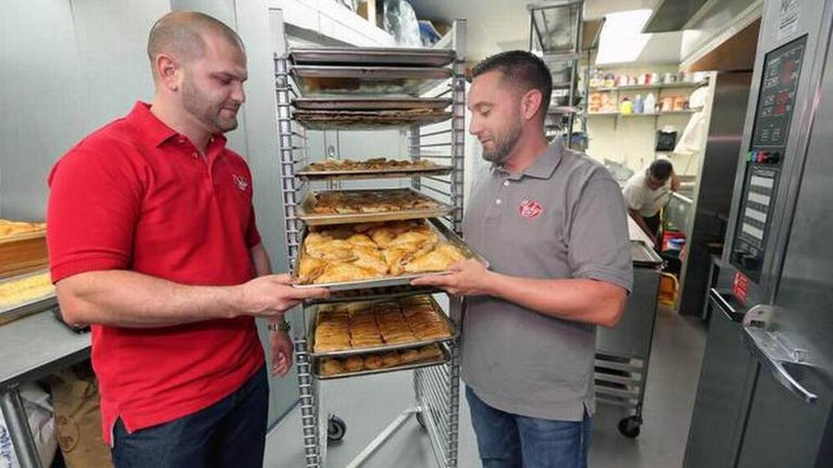 Foto de archivo: Antonio J. Cao (izquierda) y Mike Belaustegui, en la sede de Vicky Bakery en Coral Gables, revisan la calidad de los productos.