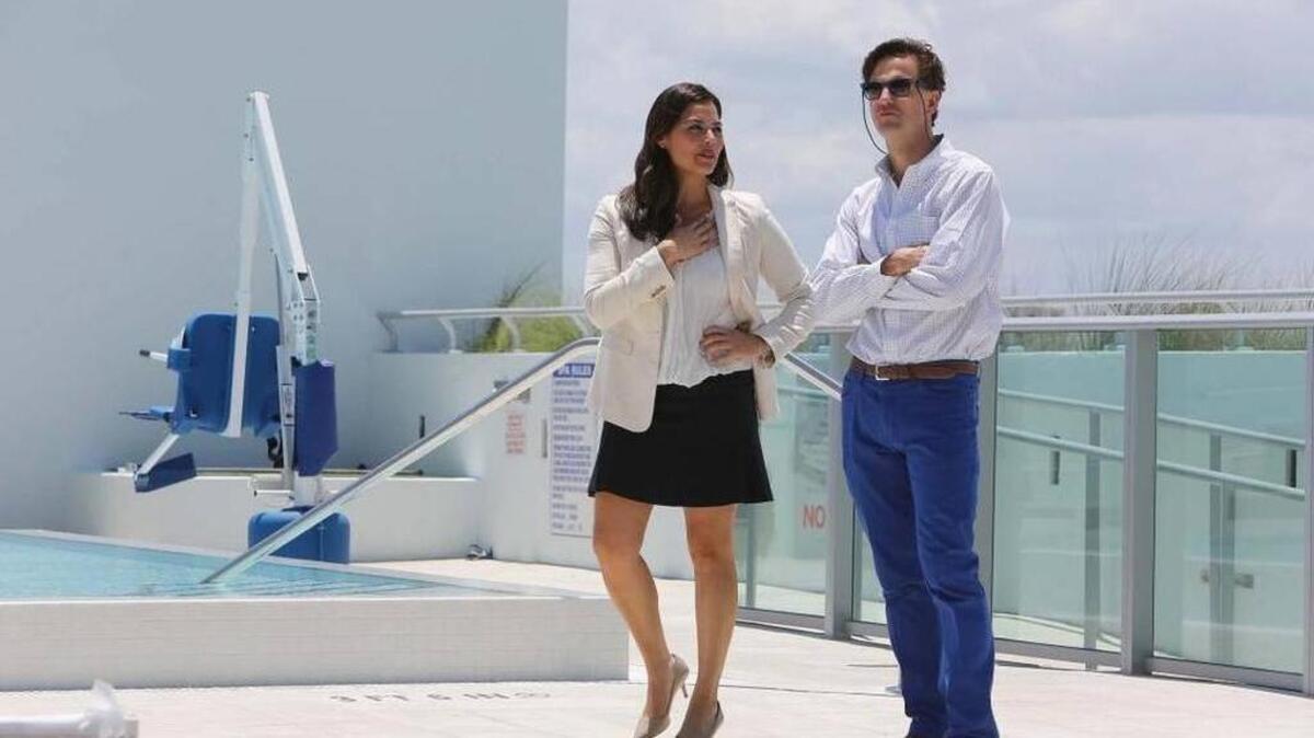 Claudia Di Gino, mánager general de Atton Brickell Miami, con Francisco Levine, presidente ejecutivo de la cadena hotelera, en el nuevo Atton Brickell Miami.