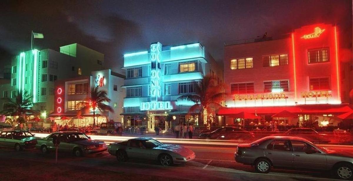Los icónicos hoteles de South Beach de estilo Art Deco con fachadas de colores pastel y profusión de neones. La calle Ocean Drive, donde muchos están ubicados, es uno de los destinos más fascinantes.