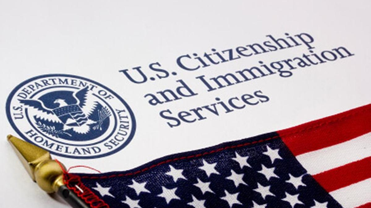 Los venezolano de visita en EEUU y que no pueden regresar a su país por las restricciones por el coronavirus pueden perdir una extensión de su estadía a USCIS.