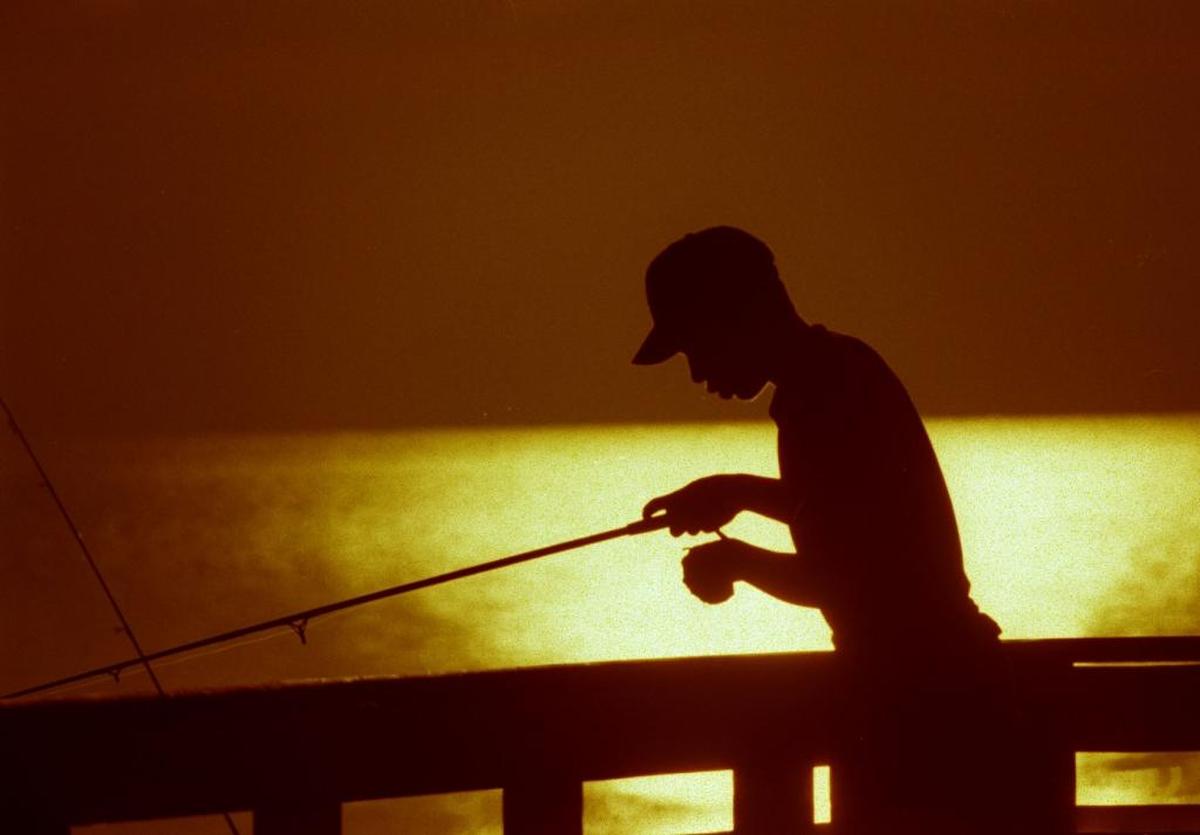 Danny Arcila, de 16 años, pesca al amanecer desde el muelle Newport Fishing Pier, en Sunny Isles Beach.