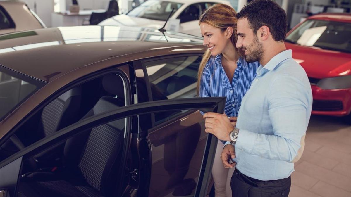 Si piensa comprar un autómovil esta Navidad, es mejor buscar y comparar ofertas en distintos concesionarios. La Comisión Federal de Comercio exhorta a los compradores a leer el anuncio con “ojo crítico”.