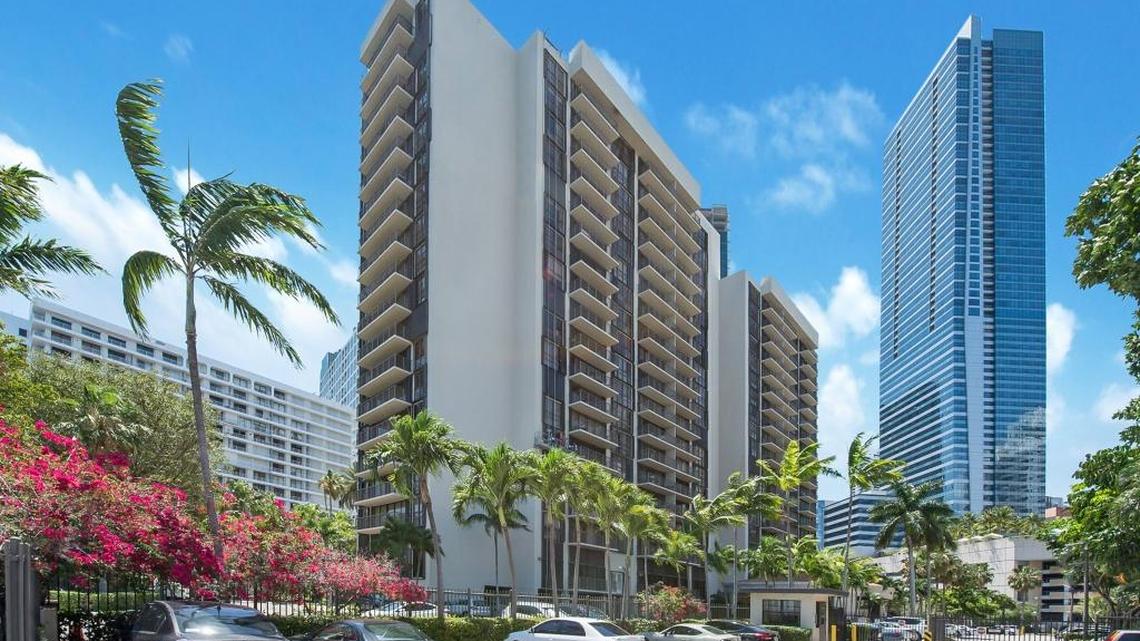 Un portal de internet sobre hipotecas calcula que para comprar una vivienda de precio promedio en Miami debe ganar más de $80,000.