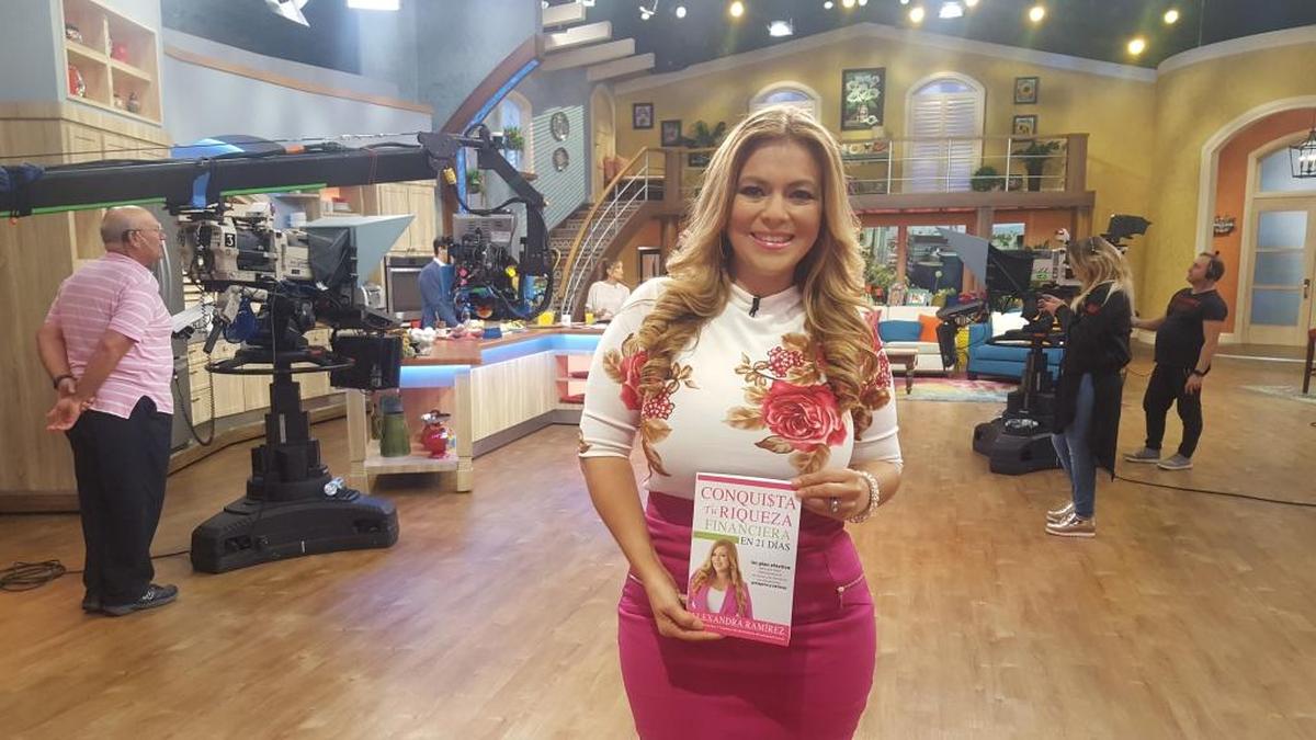 Alexandra Ramírez en el set del programa ‘Despierta América’, de Univisión, donde ofrece consejos financieros desde hace tres años.