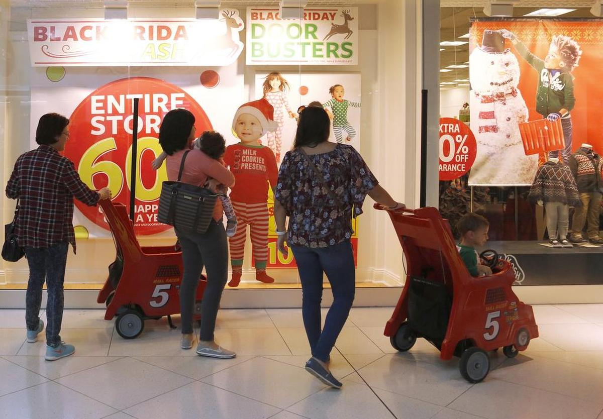 Las tiendas anuncian las rebajas del Viernes Negro en el Dolphin Mall. La fecha marca el inicio de la temporada de compras de fin de año. Pero las ofertas en Miami abundan todo el año.