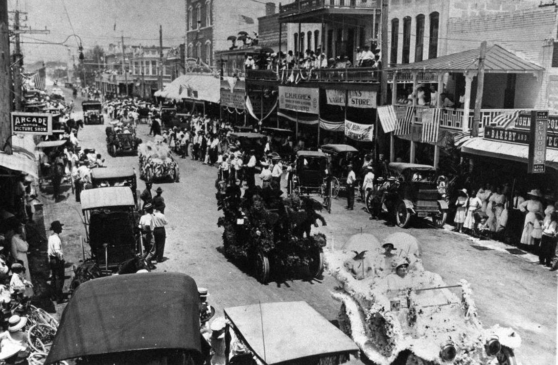 HistoryMiami narra toda la historia de la ciudad, desde sus inicios y primeros pobladores, hasta la gran metrópolis que es hoy. Esta imagen muestra un desfile en la calle Flagler del downtown a finales del siglo XIX.