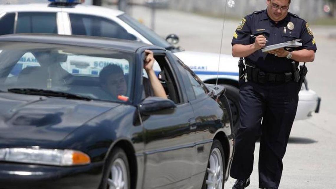 Si usted compra un permiso IDP falso, no solamente estará pagando por un documento inservible, sino que también podría tener problemas legales o demoras en su viaje si lo detienen por usar el permiso falso para conducir en un país extranjero.