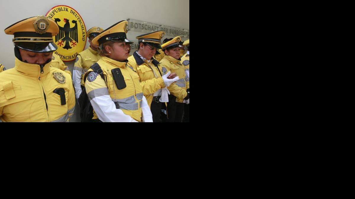 
Mujeres policías vigilan frente a la embajada de Alemania en Ciudad de México.
