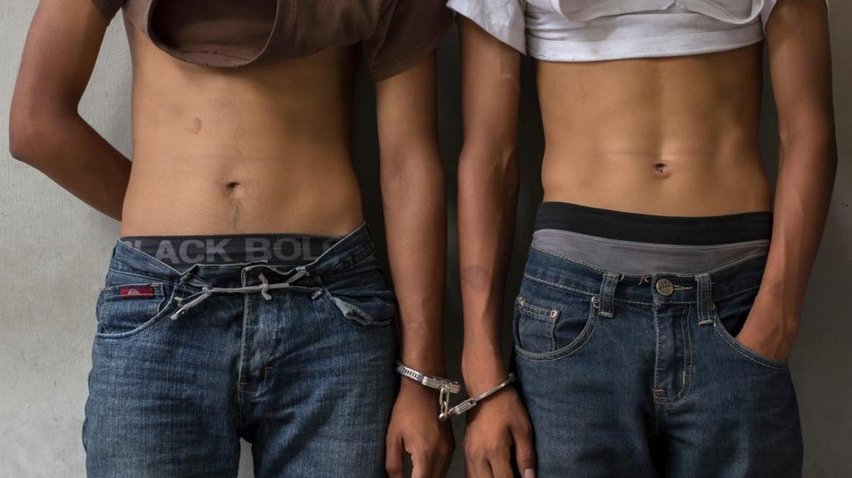 
Dos presuntos integrantes de pandillas sospechosos de participar en ataques a pasajeros de autobuses en San Salvador, son arrestados a finales de julio.
