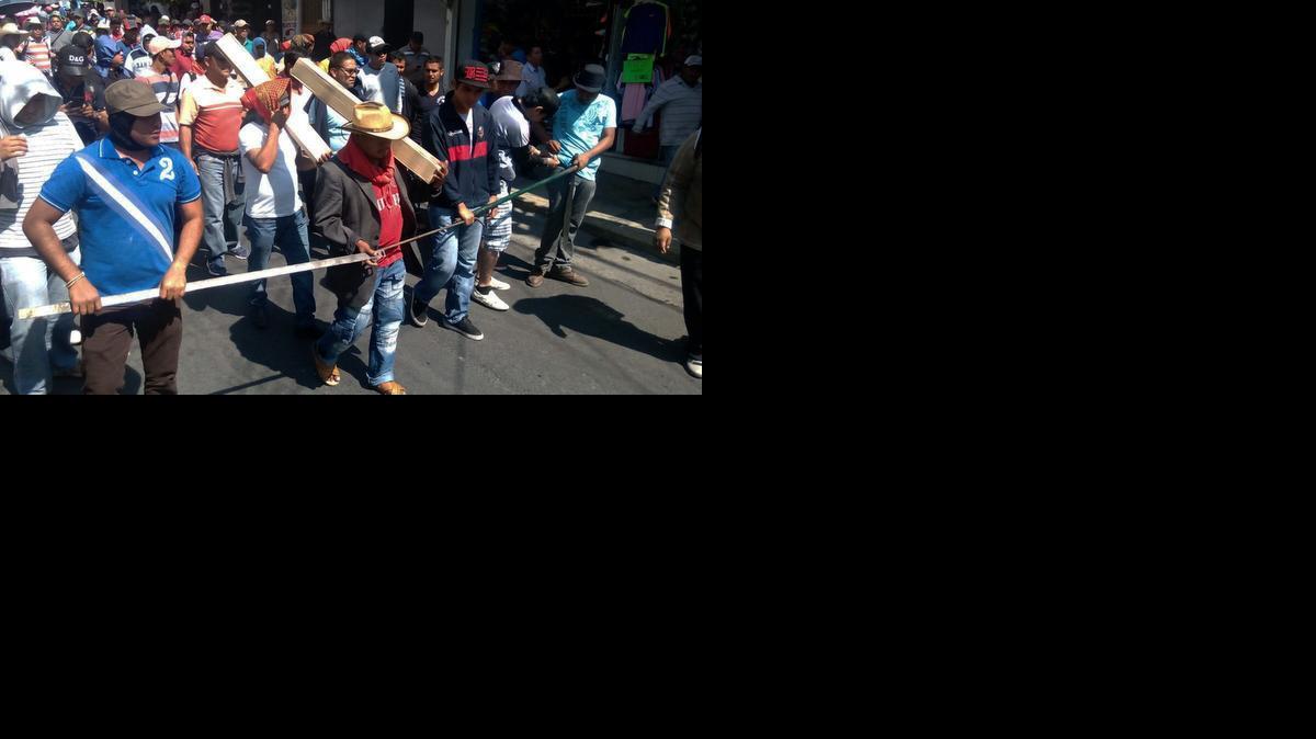
Maestros de la CETEG marchan el miércoles en Chilpancingo, México, tras el enfrentamiento que sostuvieron con la policía el martes en Acapulco. Un hombre murió y más de un centenar de maestros fueron detenidos por varias horas.
