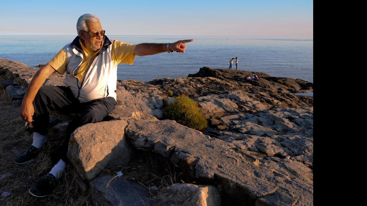 
El caza tesoros Ruben Collado apunta hacia el lugar donde el barco británico ‘Lord Clyve” se hundió en 1763, bajo fuego de marinos españoles en la Coloniua del Sacramento a 188 km al oeste de Montevideo, Uruguay.


