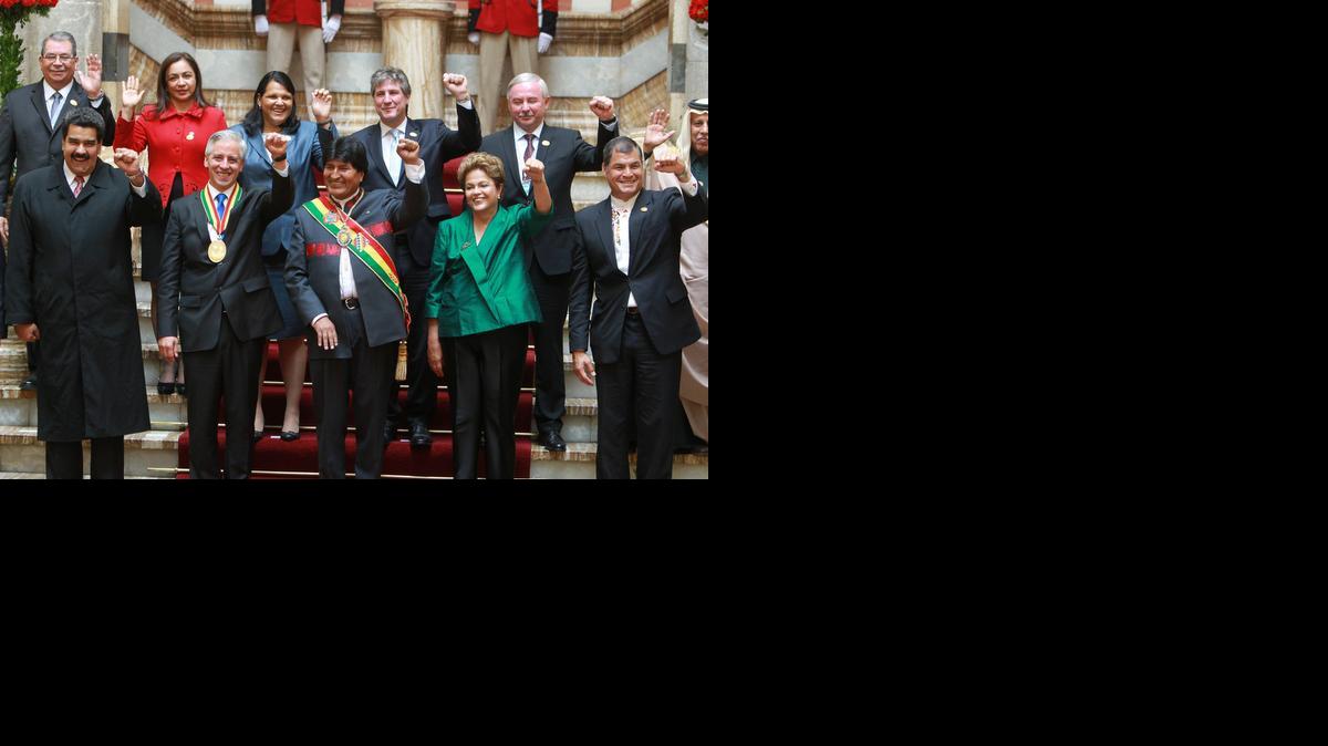 
El presidente de Bolivia, Evo Morales (centro), durante la ceremonia de investidura el jueves en La Paz. Entre los invitados estuvieron Dilma Rouseff, de Brasil, Rafael Correa, de Ecuador y Nicolás Maduro, de Venezuela.


