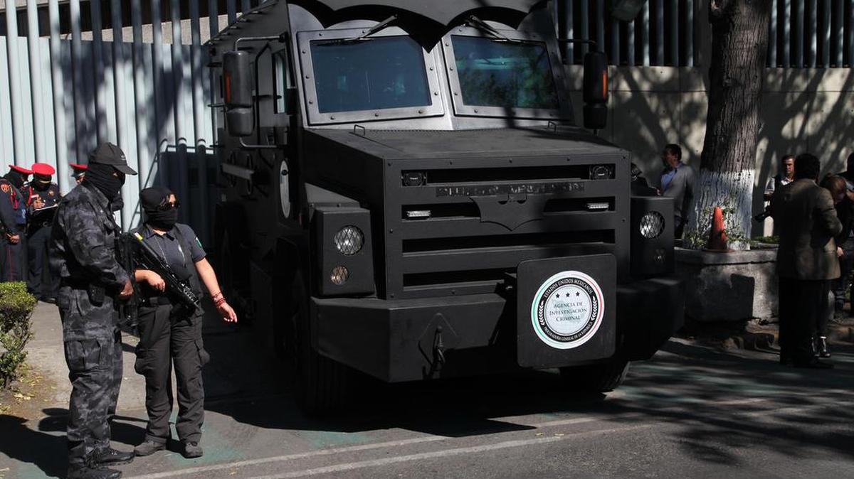 
Agentes federales mexicanos durante un operativo tras el arresto de varios narcotraficantes en la Ciudad de México. Foto de archivo.
