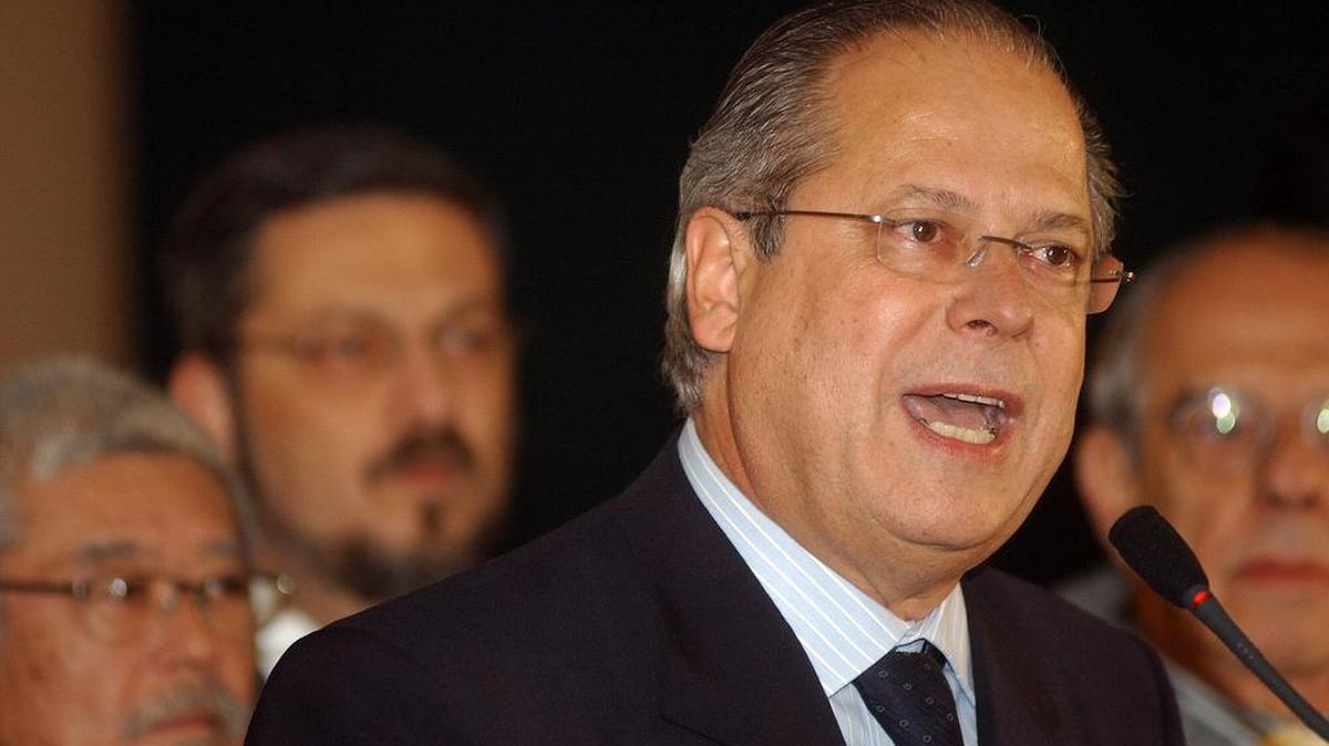 Fotografía de archivo del 16 de junio de 2005 del ministro de la Casa Civil de Brasil, José Dirceu, durante el anuncio de su dimisión al cargo, junto a ministros de Estado y parlamentarios del PT (partido del Gobierno) en Brasilia (Brasil).