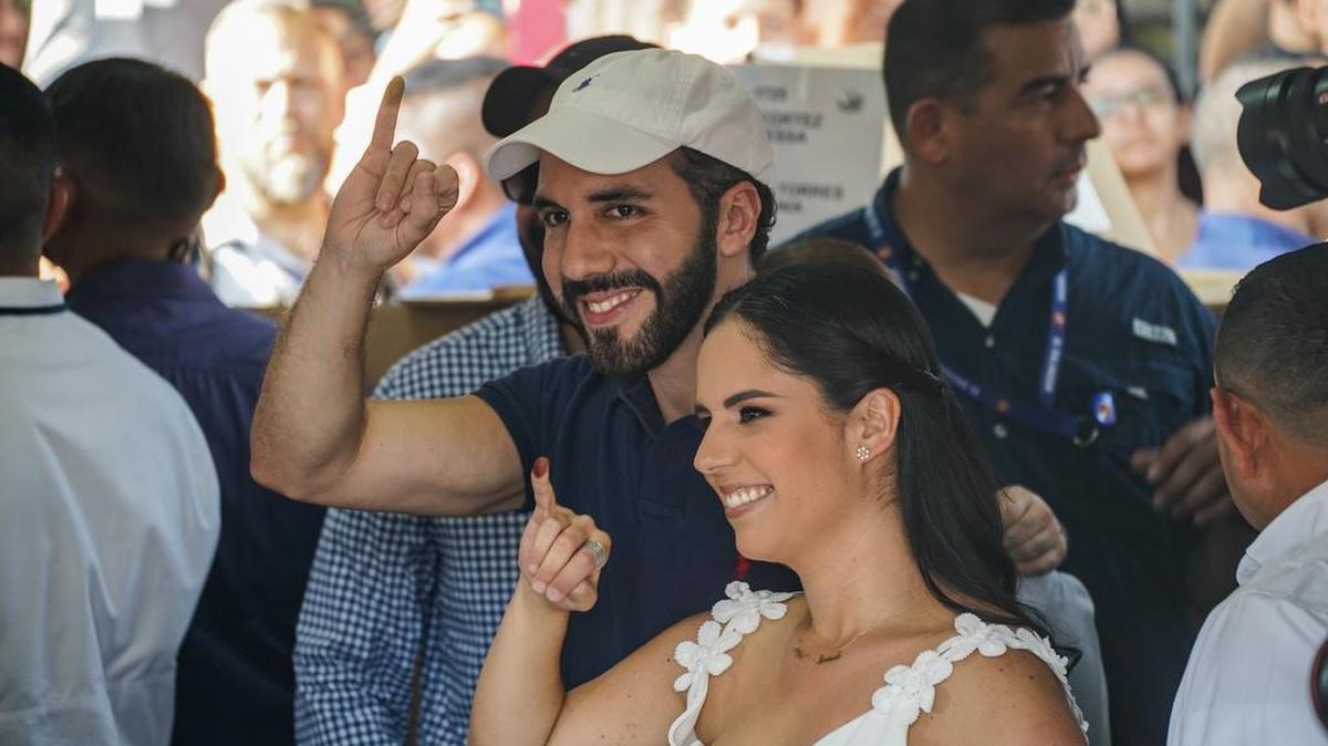 El presidente de El Salvador, Nayib Bukele, vota durante las elecciones municipales donde se eligieron los alcaldes para dirigir los nuevos municipios creados tras una reorganización territorial aprobada por la mayoría del Congreso.