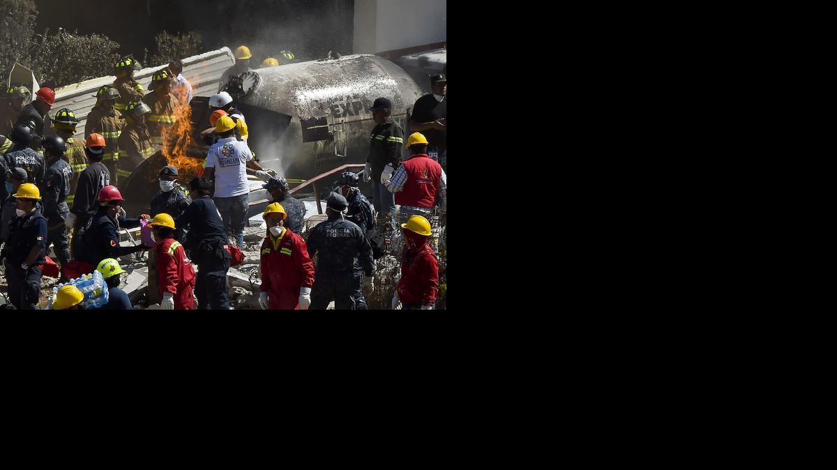 
Bomberos y rescatistas trabajaban febrilmente en el lugar de la explosión de un camión cisterna de gas en el Materno de Cuajimilpa en Ciudad México.
