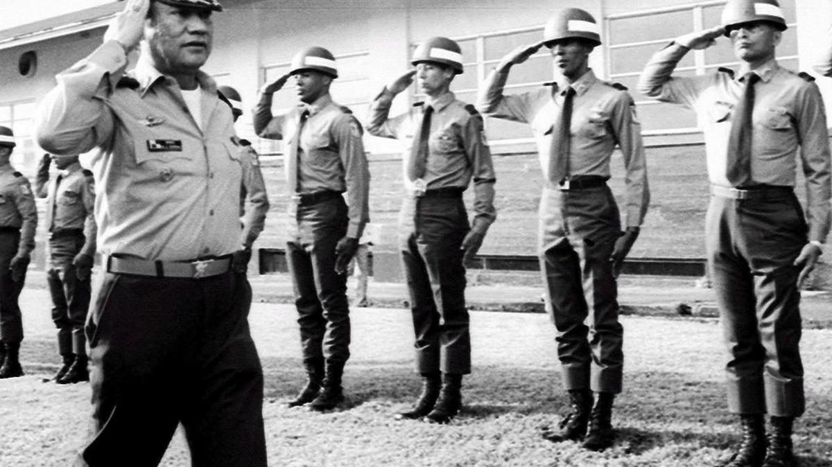 Foto de archivo del dictador panameño Manuel Antonio Noriega (izq) mientras saluda a las tropas en una localización no identificada en Panamá, en 1985.