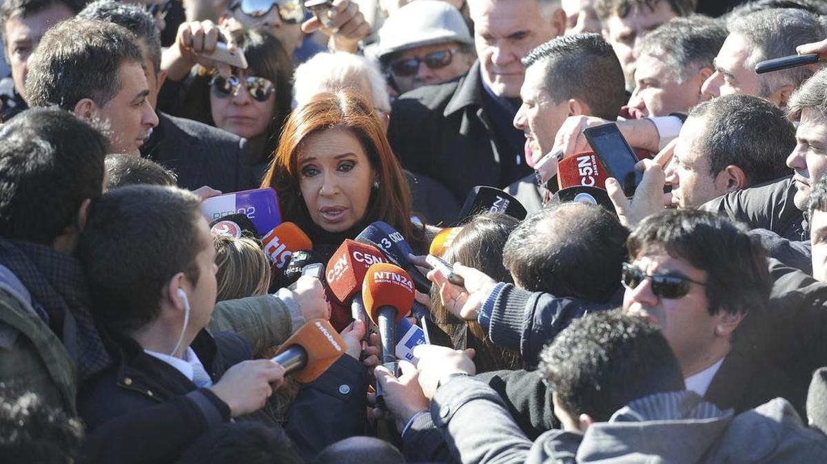 Cristina Fernández de Kirchner (2007-2015) habla con la prensa a su llegada a los juzgados federales de Buenos Aires para ser notificada del procesamiento y embargo en una causa conocida como 'Dólar Futuro', que investiga presuntas irregularidades en el Banco Central (BCRA) durante su mandato.