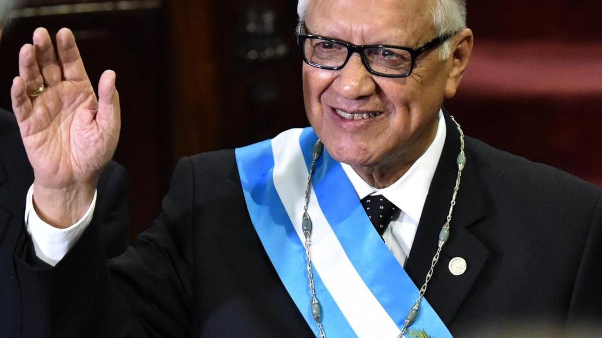 
Alejandro Maldonado Aguirre saluda luego de prestar juramento como nuevo presidente de Guatemala el jueves.


