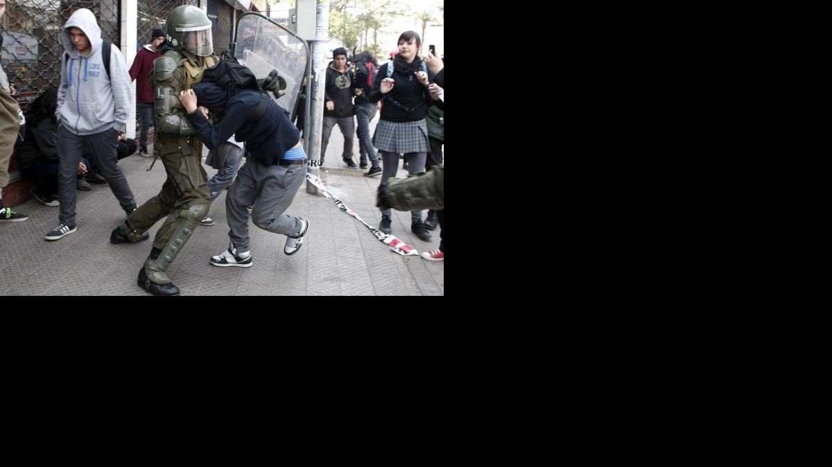 
Manifestantes se enfrentan a la Policía durante una marcha convocada por estudiantes chilenos el jueves 9 de octubre de 2014, en demanda de una enseñanza pública gratuita y de calidad, contra la reforma educativa de la presidenta Michelle Bachelet y denunciaron que el proyecto se ha elaborado de espaldas al movimiento estudiantil, en Santiago de Chile (Chile).
